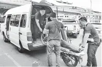  ??  ?? DIRAMPAS: Sebuah motosikal dipelaba motosikal churi ditanggung ari van polis.