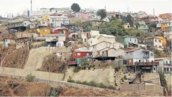  ??  ?? Los cerros de Valparaíso han luchado por reponerse del siniestro.