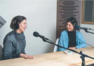  ?? / Penguin Random House ?? María del Sol Peralta y Laura Gómez en plena grabación del pódcast .