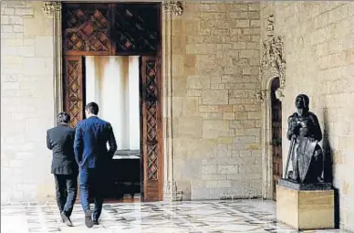  ?? ÀLEX GARCIA ?? La escultura de Sant Jordi del Palau de la Generalita­t contempla a Puigdemont y Pedro Sánchez