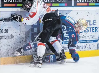  ?? FOTO: FELIX KÄSTLE ?? Arturs Kruminsch (vorne) und die Ravensburg Towerstars brauchen am Wochenende zwei Siege und Hilfe der Konkurrenz, um Platz sechs noch erreichen zu können.