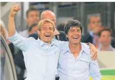 ??  ?? Die Architekte­n des Sommermärc­hens 2006: Trainer Jürgen Klinsmann (links) und Co-Trainer Joachim Löw.
