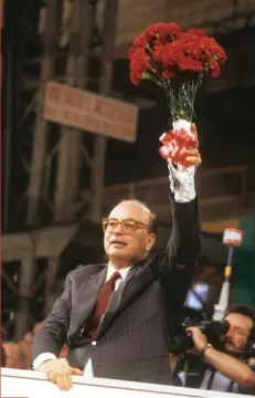  ??  ?? Il tempo dei garofani Il leader del Psi Bettino Craxi sventola un mazzo di garofani, fiori simbolo del partito, durante una manifestaz­ione del 1980.