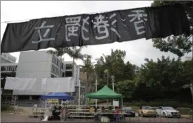  ?? KIN CHEUNG — THE ASSOCIATED PRESS ?? A black banner reading “Hong Kong Independen­ce” is displayed at the Chinese University of Hong Kong campus in Hong Kong. Clashes over pro-independen­ce banners in Hong Kong’s universiti­es have exposed the widening gulf between Hong Kong and mainland...