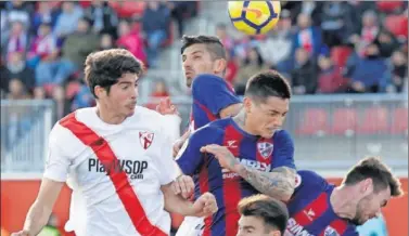  ??  ?? TRIUNFO AZULGRANA. El Huesca sufrió en Sevilla pero terminó ganando el partido gracias a un gol de Gallar.