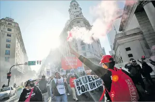  ?? EL PAÍS ?? Movilizaci­ones. Grupos de manifestan­tes llegaron a Buenos Aires en estos días para protestar por la economía.