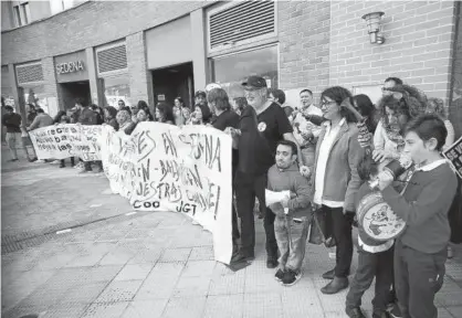  ?? Foto: Javier Bergasa ?? Empleados y empleadas, durante la protesta ayer enfrente de la compañía en Pamplona.