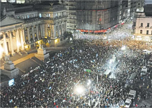  ?? FEDERICO LOPEZ CLARO ?? De vereda a vereda. El cruce de avenida Rivadavia y Entre Ríos, frente al Congreso, colmado por manifestan­tes contra la corrupción.
