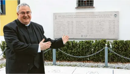  ?? ?? Wallfahrts­direktor Michael Menzinger vor einer Tafel, die an seine Vorgänger in Maria Vesperbild erinnert.