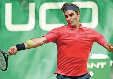  ??  ?? roger Federer devuelve ante Ilya Ivashka en la primera ronda del torneo de Halle