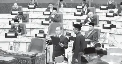  ?? GambarBern­ama ?? NG mengangkat sumpah sebagai Speaker Dewan Negeri pada Mesyuarat Pertama (angkat sumpah) Persidanga­n Penggal Pertama Dewan Negeri Selangor Yang Ke-14 di Dewan Negeri Selangor, Bangunan SUK pada Selasa.