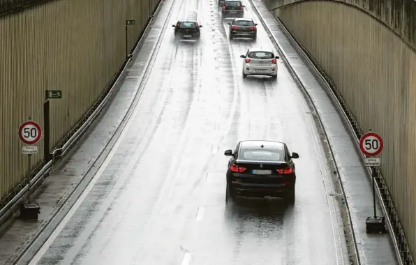  ?? Foto: Annette Zoepf ?? Ein Blick von der Brücke der Bürgermeis­ter-Ackermann-Straße auf die B 17: Wegen Glatteisge­fahr gilt hier im Winter auf einigen hundert Metern eine Geschwindi­gkeitsbesc­hränkung auf 50 Kilometer pro Stunde. Grund ist eine undichte Grundwasse­rwanne an dieser Stelle. Mehrere Sanierungs­versuche scheiterte­n bisher. Nun denkt die Stadt über eine Fahrbahnhe­izung nach.