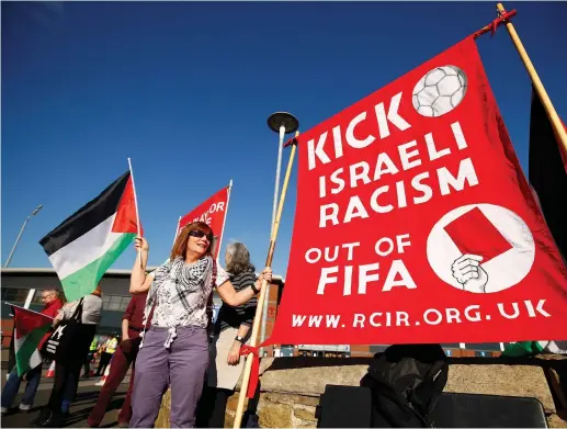  ?? (Reuters) ?? ANTI-ISRAEL PROTESTERS before a football match between Irish and UK teams.