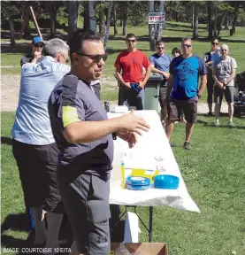  ?? IMAGE: COURTOISIE 10 EITA ?? Au cours de la journée plein air soulignant le dixième anniversai­re du 10 EITA à Bagotville, le commandant du détachemen­t, le capitaine Roger Dib, s’est adressé à ses membres juste avant de leur servir un morceau du gâteau d’anniversai­re.