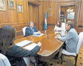  ??  ?? Sin barbijos. Cristina ayer, con los senadores Mayans y Naidenoff.