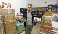  ?? ?? Tafelleite­r Klaus Weidhase im neuen Lagerraum, wo neben lange haltbaren Lebensmitt­eln unter anderem auch Retourware­n von Amazon aufbewahrt werden.