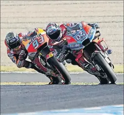  ?? FOTO: AP ?? Marc Márquez sigue los pasos de Dovizioso Lo leyó perfectame­nte