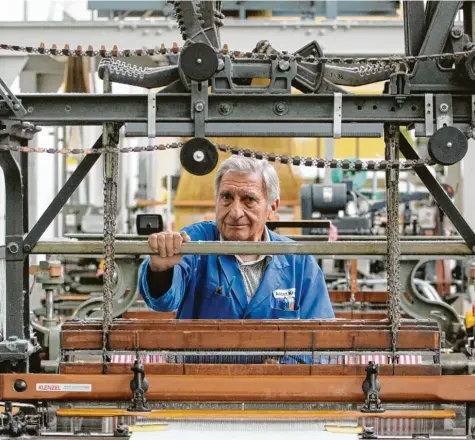  ?? Fotos: Annette Zoepf, Staatliche­s Textil‰ und Industriem­useum Augsburg ?? Adalbert Kraus hat schon im Augsburg der 1950er Jahre als Weber gearbeitet. Damals noch ein junger Mann, ist er heute über 80 Jahre alt. Die Weberei und sein Leben, das ist eins geworden im Lauf der Jahrzehnte. Noch heute beaufsicht­igt er, wie der Faden läuft.