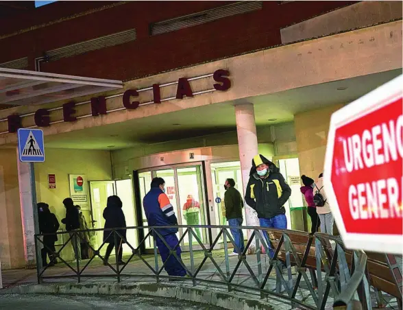  ??  ?? Imagen de las puertas de las urgencias del Hospital Doce de Octubre, ayer mismo