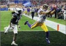  ?? ROSS D. FRANKLIN — THE ASSOCIATED PRESS ?? LSU wide receiver Justin Jefferson (2) makes a touchdown catch against UCF during the first half of the Fiesta Bowl on Tuesday in Glendale, Ariz.