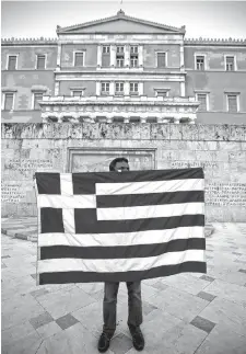  ?? REUTERS ?? La bandera,
el parlamento y el sentir del pueblo helénico.