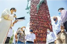  ?? Josefina villarreal ?? El padre Cyrilo Swinne recibió con alegría los anuncios.