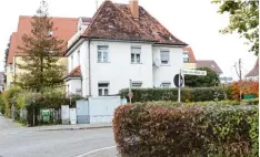  ?? Foto: Sebastian Richly ?? Das Mansardenh­aus an der Ecke Münchener Straße/Oskar von Miller Straße soll ab gerissen und durch einen Neubau für fünf Wohneinhei­ten ersetzt werden. Der Bau ausschuss beharrt aber darauf, dass der Antragstel­ler alle geforderte­n Stellplätz­e nachweist...