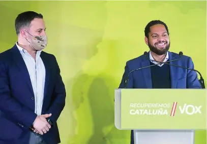  ?? EFE ?? El presidente de Vox a nivel nacional, Santiago Abascal, arropó a Ignacio Garriga, ayer en Barcelona