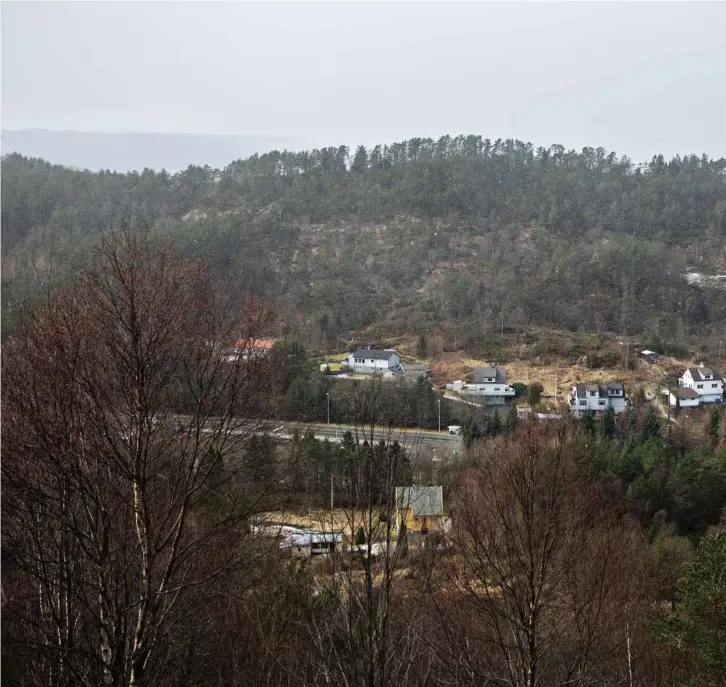  ??  ?? UT AV PLANEN?: Harafjelle­t, like nord for Storavatne­t i Loddefjord, er ett av områdene byrådet vil gjøre om til landbruks-, natur- og friluftsom­råde. Det ligger i nåværende plan inne som byggela