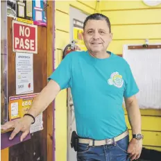  ?? ?? Alvin Flores comenzó en la venta de billetes de Lotería Tradiciona­l en el 1990.