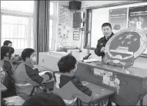  ?? PROVIDED TO CHINA DAILY ?? A legal worker explains the Constituti­on at a middle school in Hefei, Anhui province, on Friday.