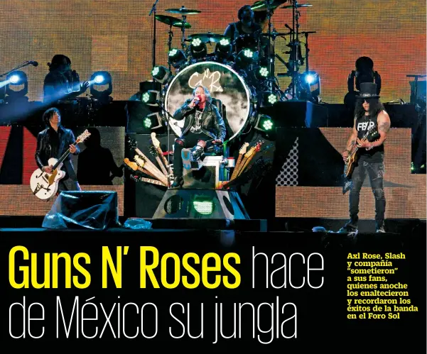  ??  ?? Axl Rose apareció en el escenario, sentado y con la pierna izquierda inmobiliza­da —debido a una fractura— en un trono simulado en el que permaneció todo el concierto.