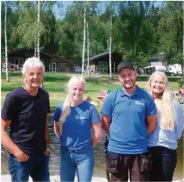  ??  ?? FAMILIEBED­RIFT: Helge Solberg og Astrid Kaasa flankerer barna Håkon Kaasa Solberg og Silje Kaasa Solberg.