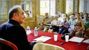  ??  ?? C’est l’écrivain Laurent Seksik, auteur notamment des Derniers jours de Stefan Zweig, lecture aux candidats, âgé de  à  ans, de cette dictée truffée d’astuces. qui a fait la première