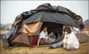  ??  ?? A makeshift camp for people displaced by the Camp fire in Chico, Calif., on Friday. Some evacuees don’t have access to showers and clean towels. The smoke from the deadly Camp fire feels impossible to escape.