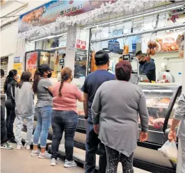  ?? JESÚS GUTIÉRREZ ?? Supervisan procedenci­a
de carne.