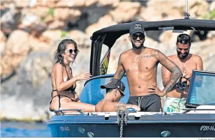  ?? EUROPA PRESS ?? Anabel junto a Yulen Pereira en Formentera.