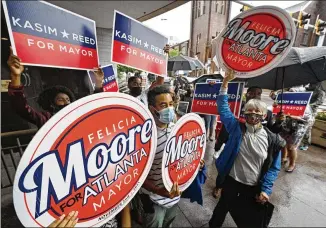  ?? HYOSUB SHIN/HYOSUB.SHIN@AJC.COM ?? Supporters for Atlanta City Council President Felicia Moore and former Atlanta Mayor Kasim Reed demonstrat­e for their candidates outside the Atlanta City Hall in August. A majority of Atlanta voters (53%) have a dim view of the city’s current direction, saying the city is on the “wrong track,” including 84% of Republican­s and 62% of independen­ts..