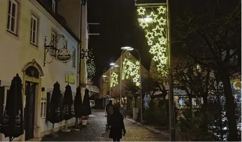  ?? Foto: Bernhard Mahler ?? Ja, ist denn schon Weihnachte­n? Nein, aber eine neue Beleuchtun­g für die Innenstadt braucht ein paar Monate Vorlaufzei­t. Im Finanzauss­chuss beschlosse­n die Stadträte, dass die alten grünen Girlanden ausgedient haben. Die neuen Lichter könnten denen...