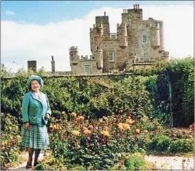  ??  ?? SCOTTISH HIDEAWAY: The Queen Mother in the Castle of Mey gardens in 1986