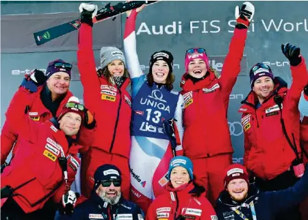  ??  ?? Michelle Gisin feiert ihren Slalom-podestplat­z in Lienz gemeinsam mit Teamkolleg­innen und Staff. AP