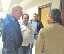  ??  ?? El exintenden­te de San Carlos del Apa Luis Aníbal Schupp (ANR) y el intendente actual Higinio Fernández (c) conversan con el diputado Celso Kennedy (PLRA). Hubo un intenso lobby.