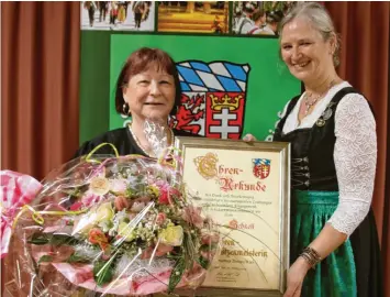  ?? Foto: Daniel Weigl ?? Rita Schnell (links) übergab ihr Amt an Heike Wildfeuer-Fick. Diese ernannte Schnell zur Gauschütze­nehrenmeis­terin.