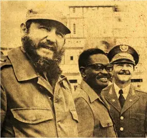  ?? JAIMAGENS ?? Fidel Castro e o irmão Raul Castro com o Presidente António Agostinho Neto