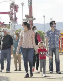  ??  ?? Familias Padres e hijos disfrutan de la jornada.