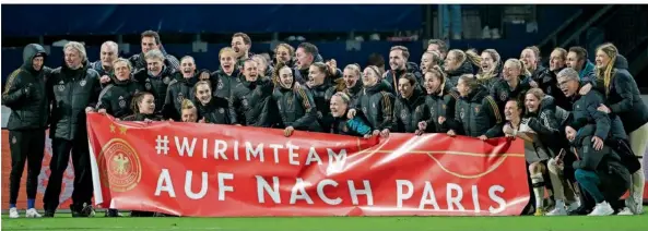  ?? FOTO: GAMBARINI/DPA ?? Die deutschen Fußballfra­uen und das gesamte Team bejubeln nach dem 2:0 gegen die Niederland­e die Qualifikat­ion für die Olympische­n Spiele in Paris.