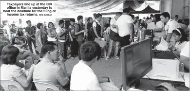  ?? EDD GUMBAN ?? Taxpayers line up at the BIR office in Manila yesterday to beat the deadline for the filing of
income tax returns.