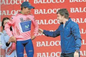  ?? AFP ?? Alonso, con Nairo Quintana en el podio del Giro