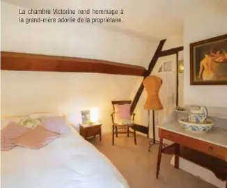  ??  ?? La chambre Victorine rend hommage à la grand-mère adorée de la propriétai­re.