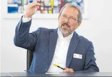  ?? FOTO: DPA/THOMAS WARNACK ?? Gerhard Längle, Leitender Ärztlicher Direktor des Zentrums für Psychatrie (ZfP) Südwürttem­berg bei der Pressekonf­erenz einen Tag nach dem Ausbruch.